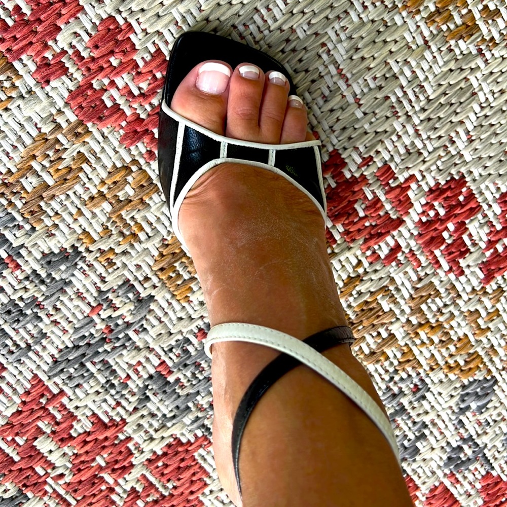 Stewpot black and white sandal